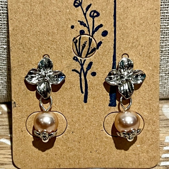 New Gorgeous Vintage Floral Peach Pearl Earrings - Picture 4 of 5